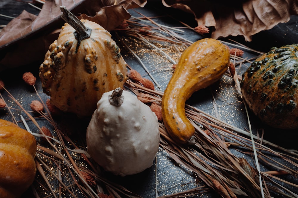 Frutas marrones y blancas sobre mesa de madera gris