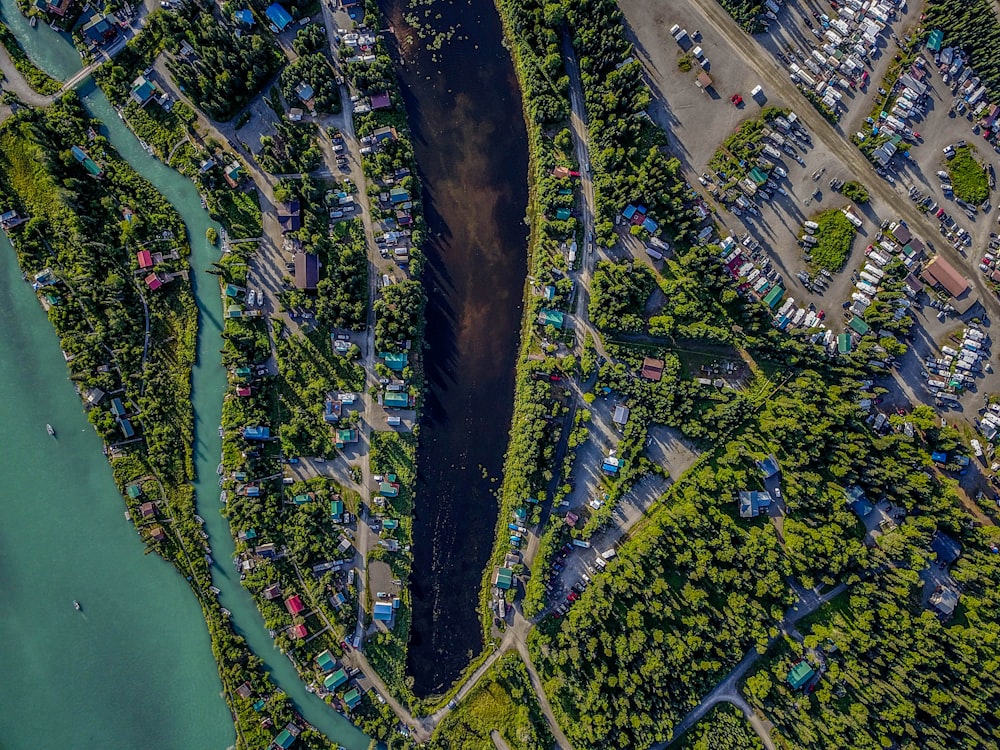 Fotografía aérea de cuerpos de agua y casas