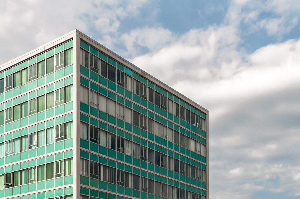 Edifício de concreto verde e branco