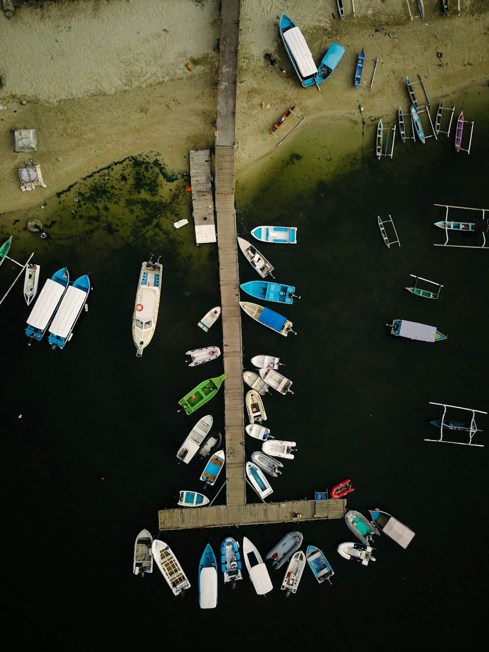 Vista aérea de lanchas e iates estacionados na costa do cais durante o dia