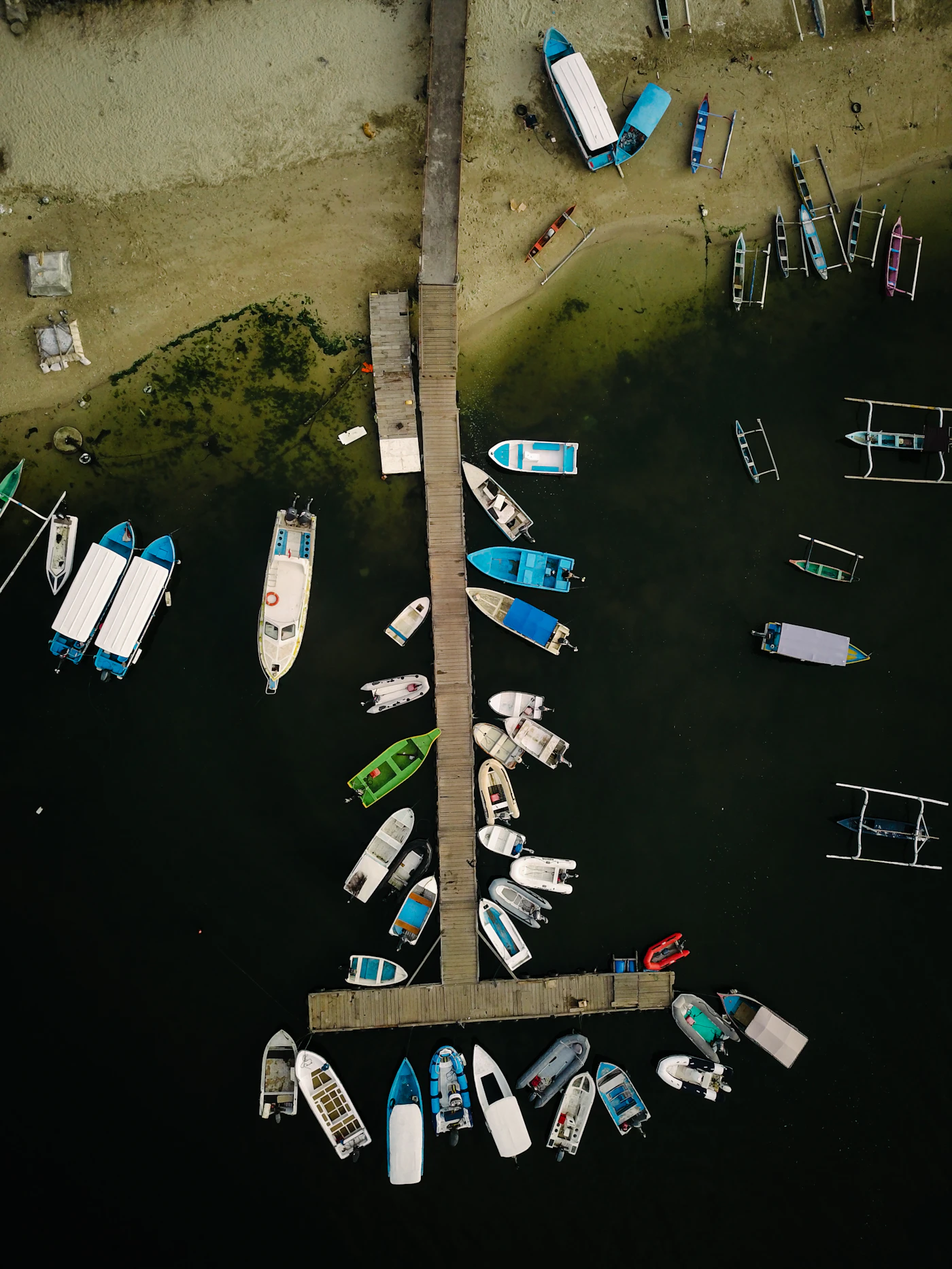 Vista aérea de un muelle de madera con barcos amarrados en Serangan, Bali