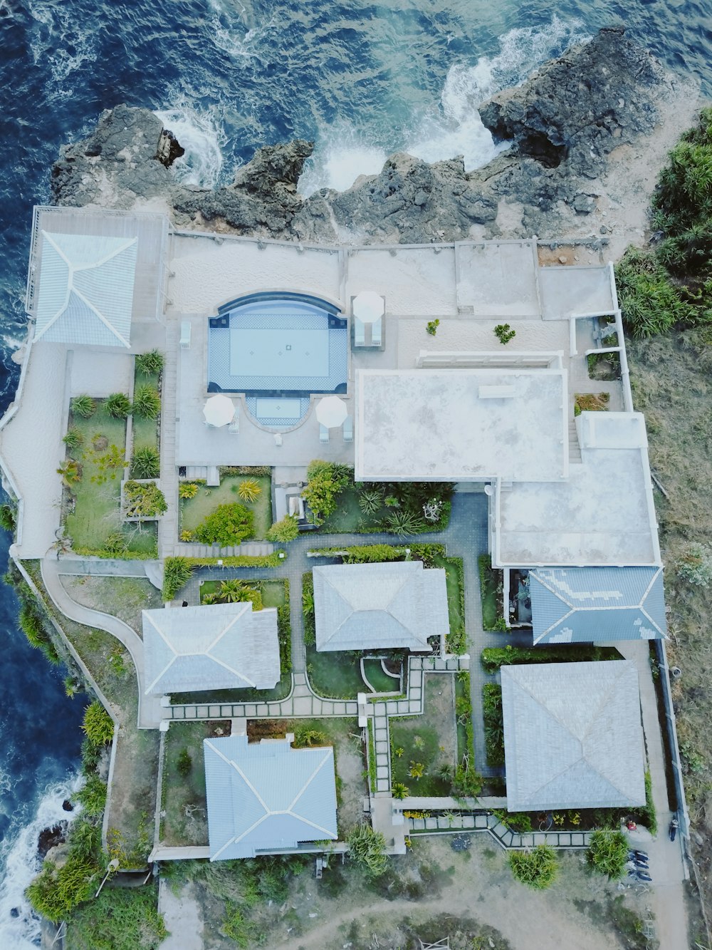 Fotografía de vista aérea de la casa junto al cuerpo de agua