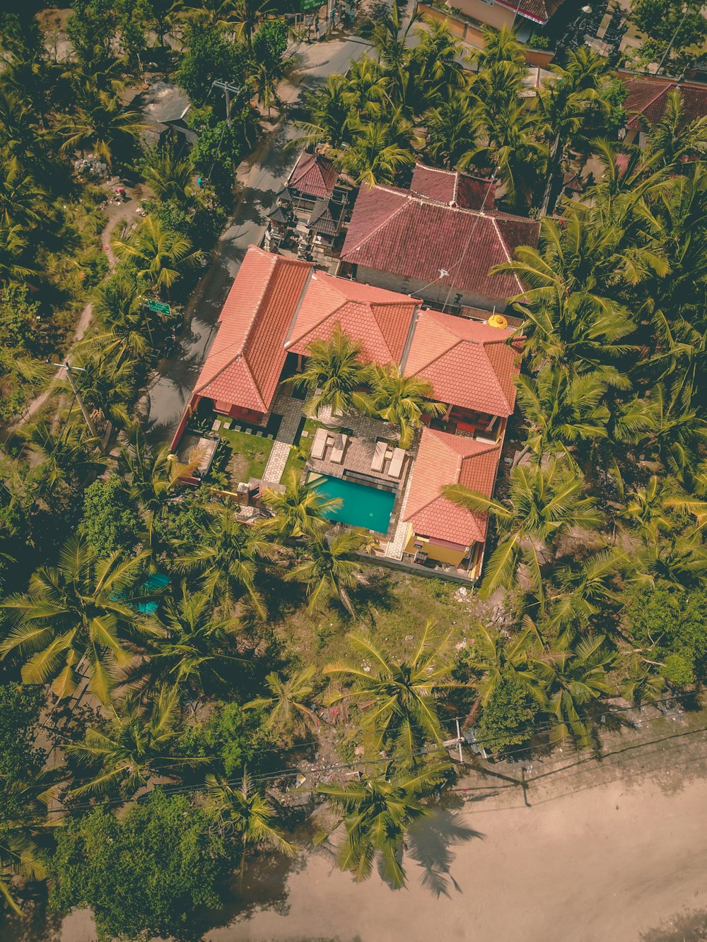 Luftaufnahme eines Betonhauses mit Schwimmbad