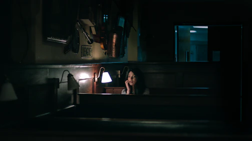 A cozy, softly lit chat room with users anonymously sharing their thoughts late at night.