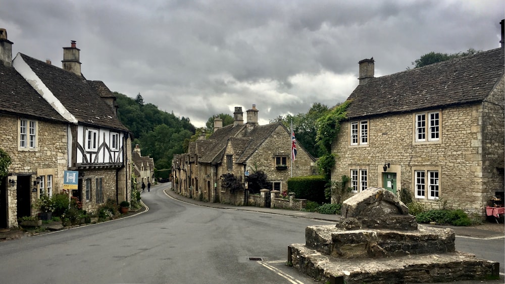 Maisons de briques grises sous un ciel sombre et nuageux