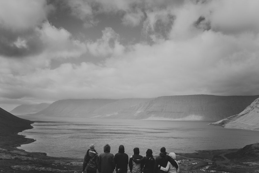 Fotografía en blanco y negro de personas