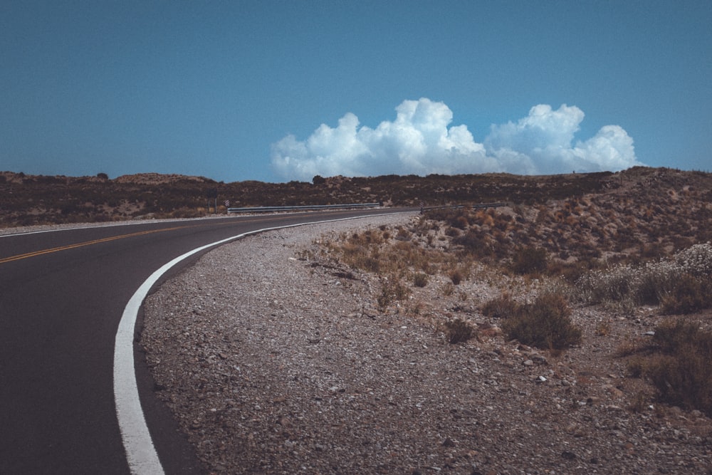 Carretera asfaltada bajo el cielo azul