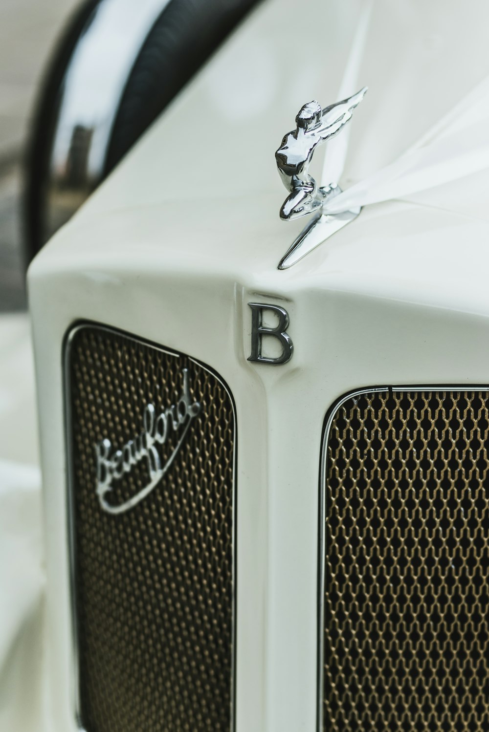 Eine Nahaufnahme des Emblems auf einem weißen Auto