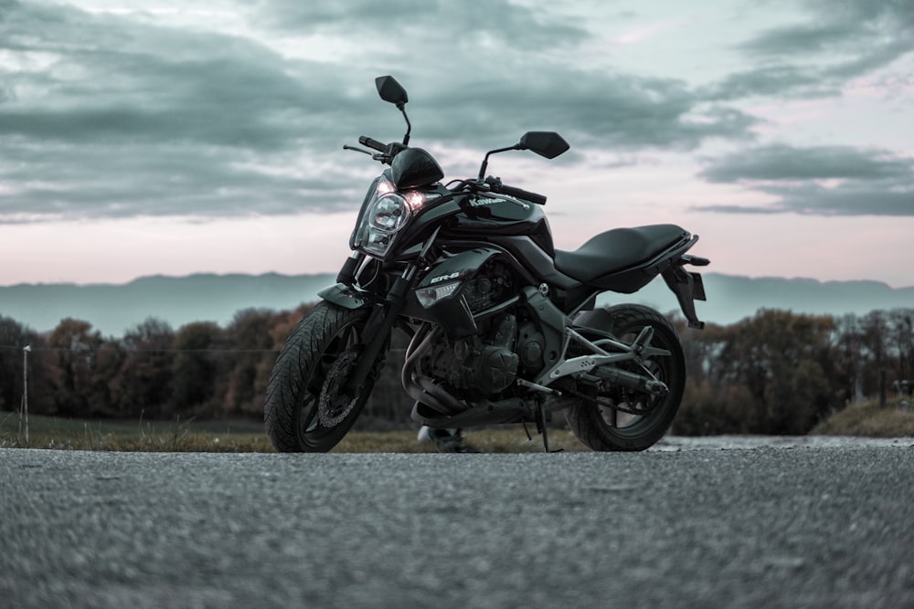 黒とグレーのオートバイのローアングル写真