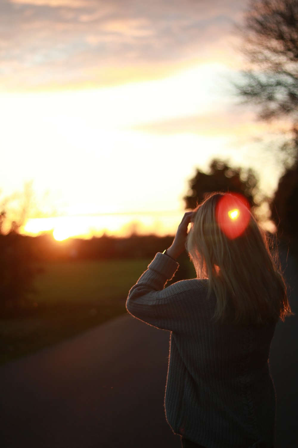 femme regardant le coucher du soleil