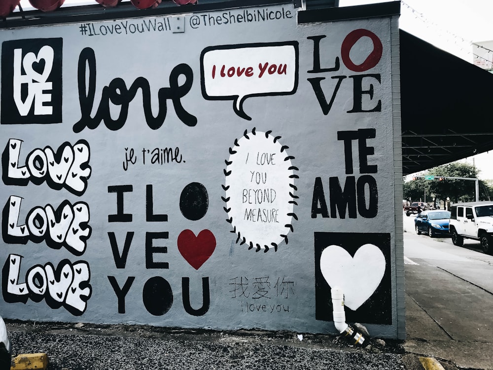 parede branca com grafite de amor