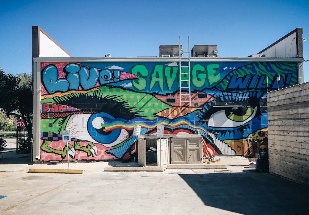 edificio con graffiti multicolori