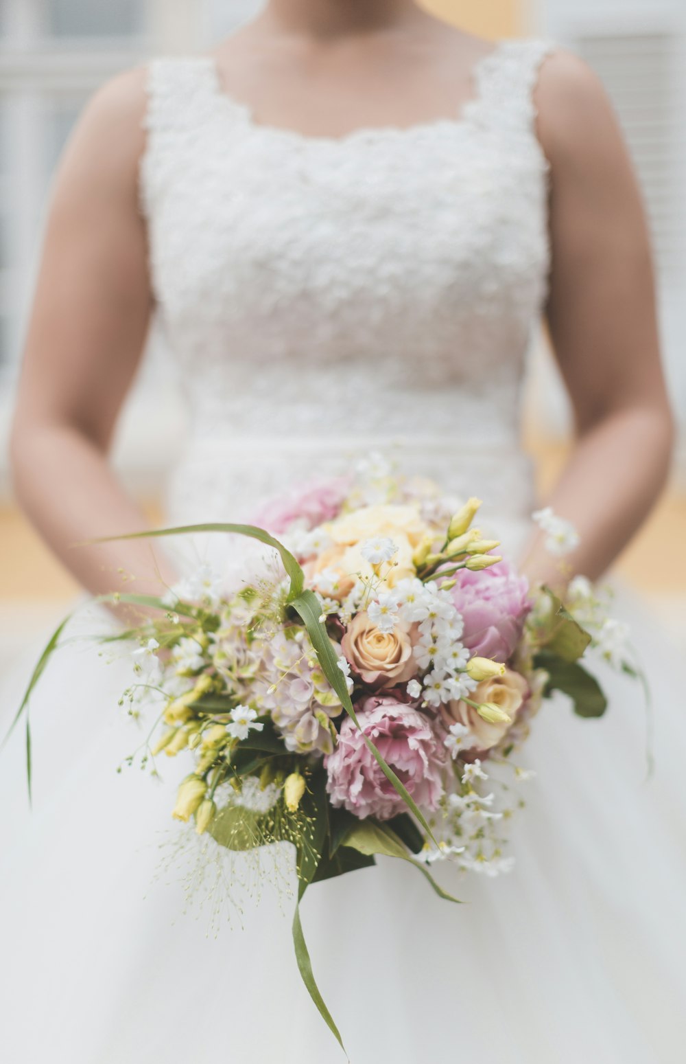 mariée tenant des fleurs de bouquet