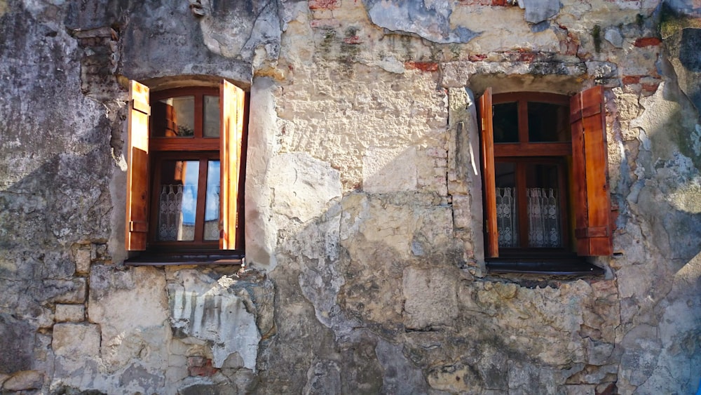 janela de madeira marrom