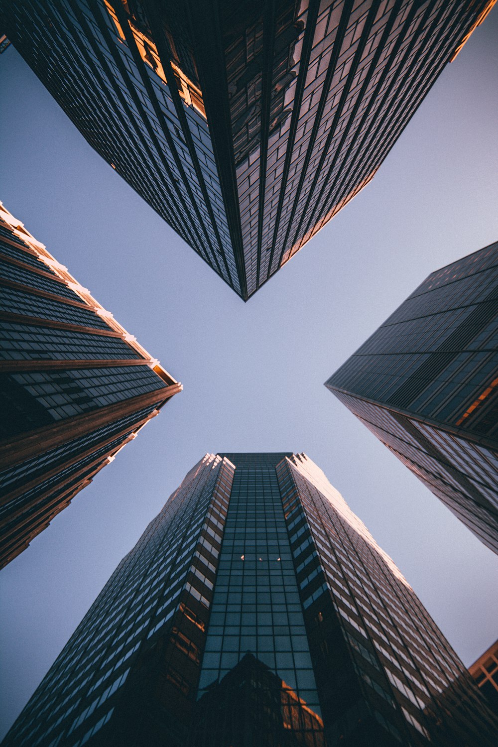 4개의 고층 건물의 로우 앵글 사진