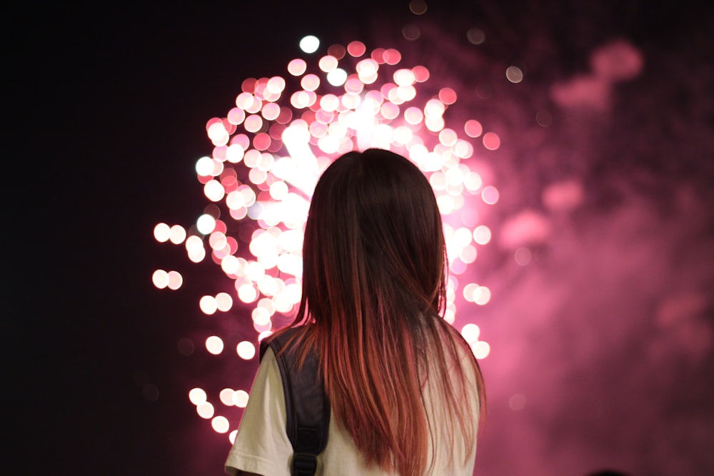 femme regardant des feux d’artifice