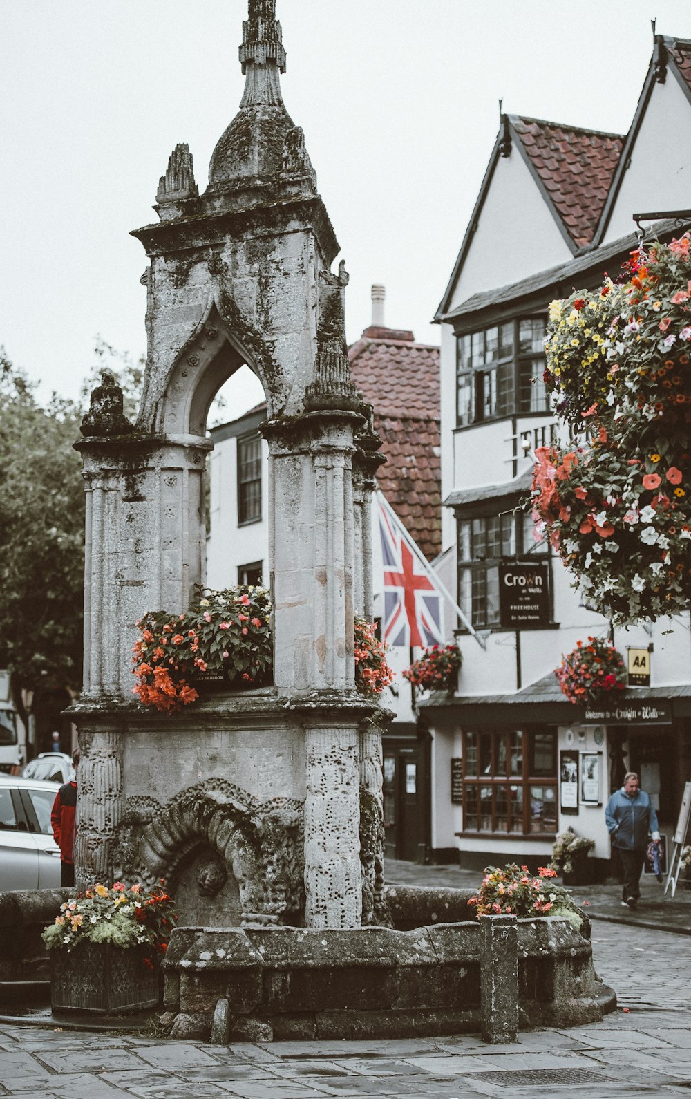 uma torre do relógio com flores no topo dela