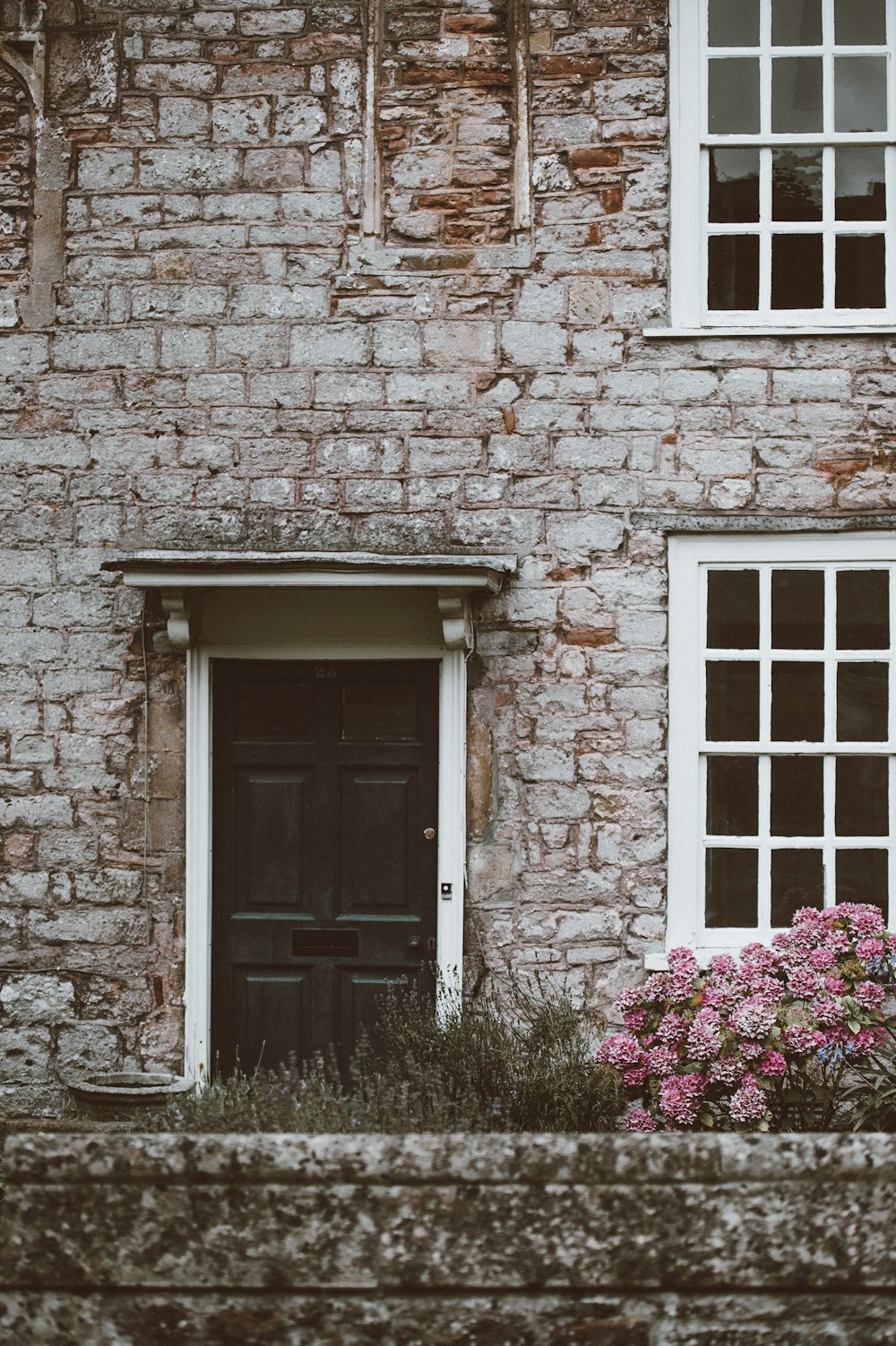 Casa de hormigón marrón