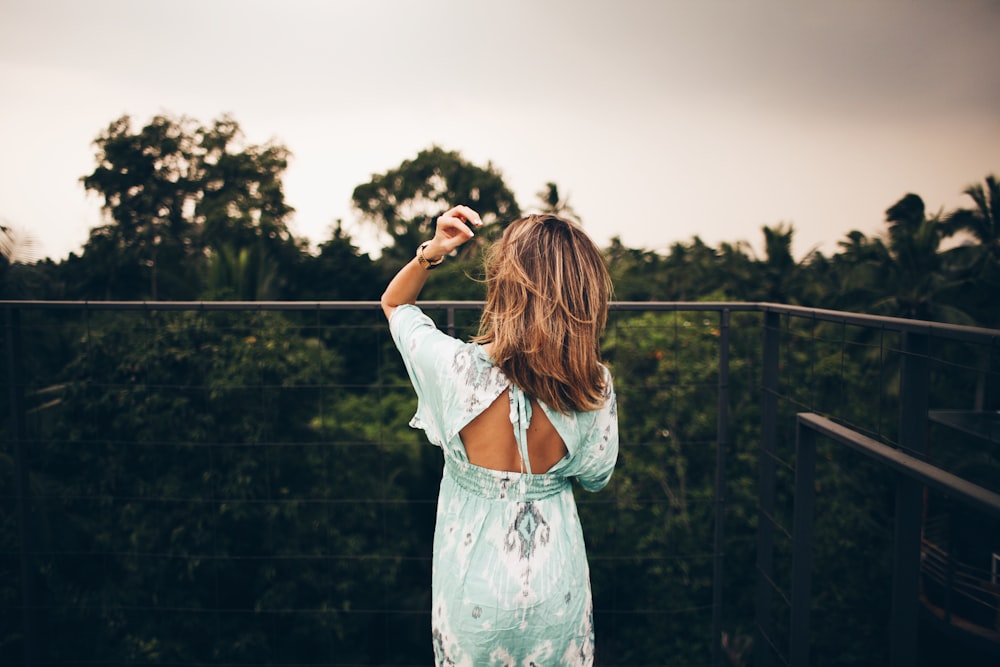 mujer de pie en la terraza