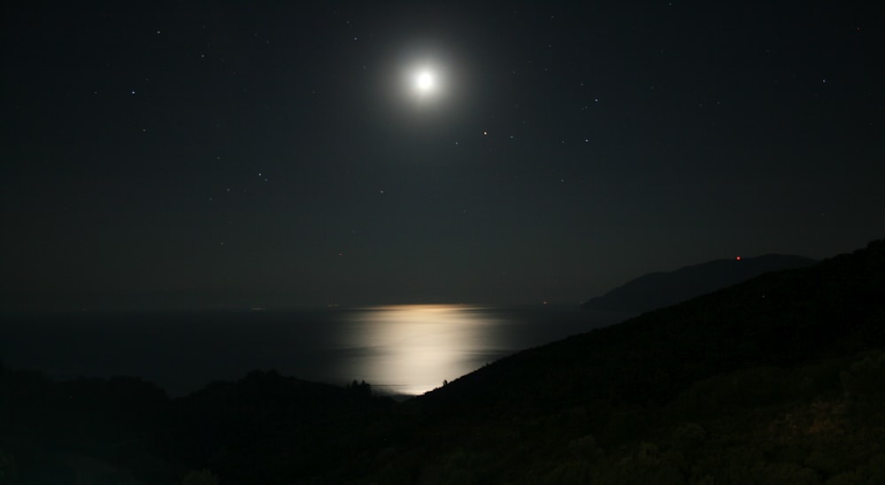 Fotografía de paisaje de luna llena