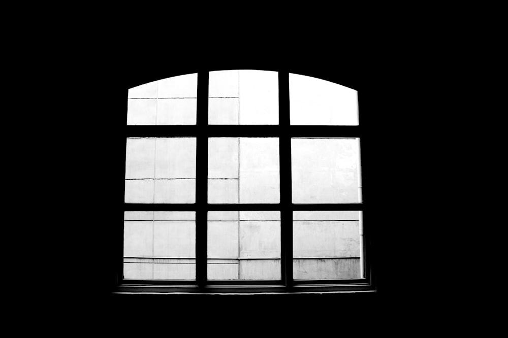 Une photo en noir et blanc d’une fenêtre