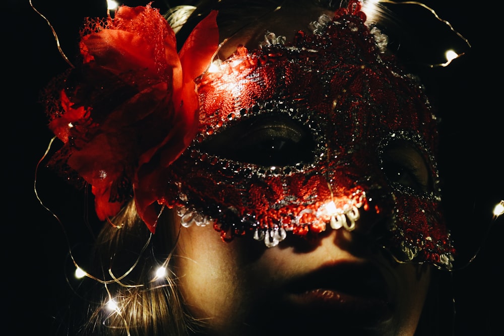 femme portant un masque rouge