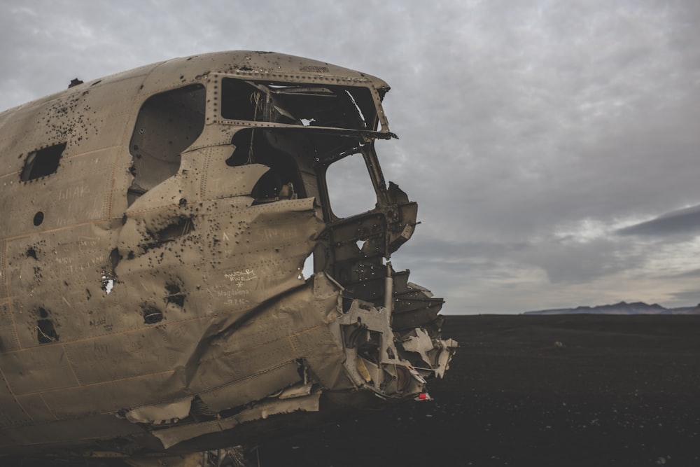 Avion blanc en ruine sous des nuages gris