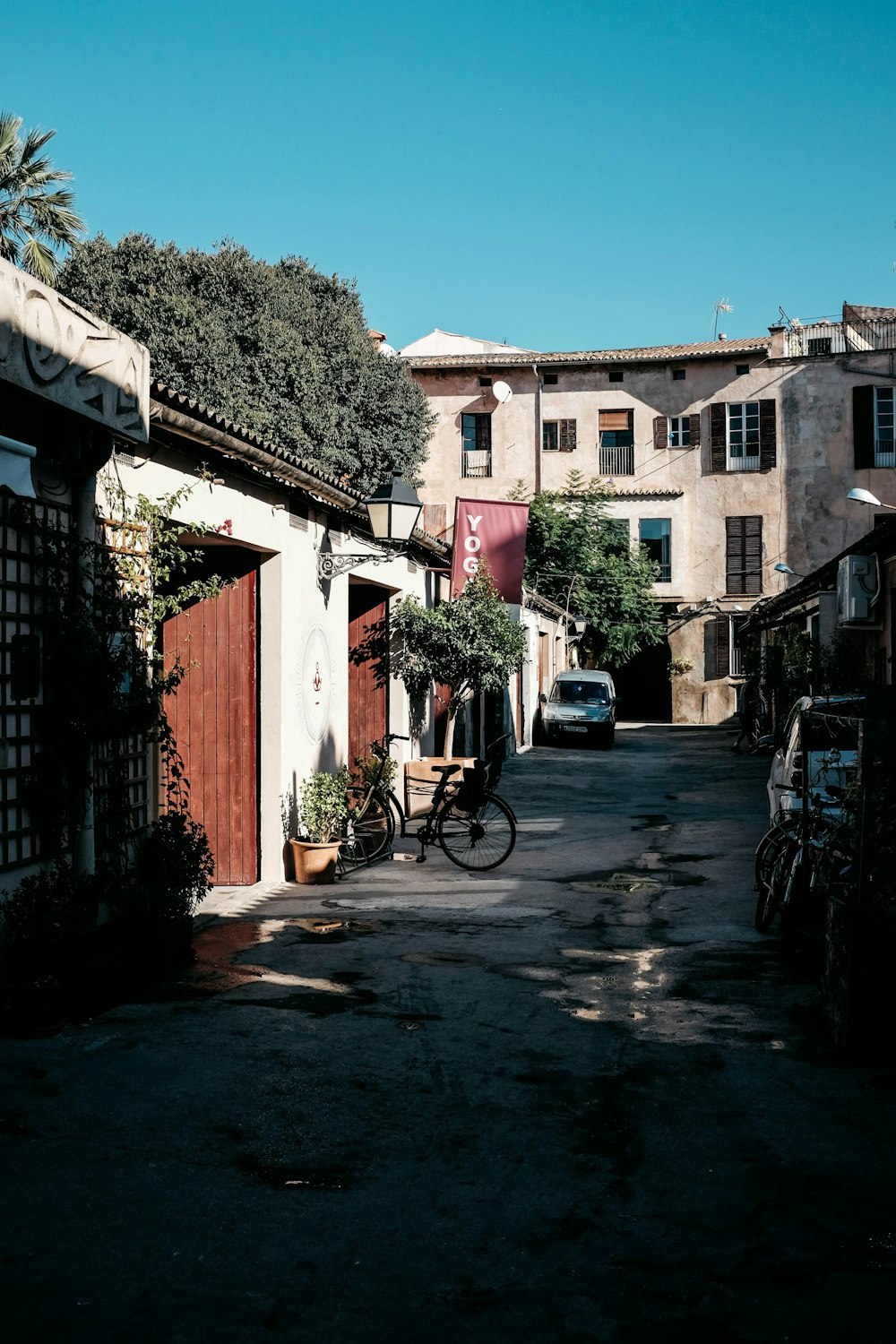 passerella vuota tra l'edificio