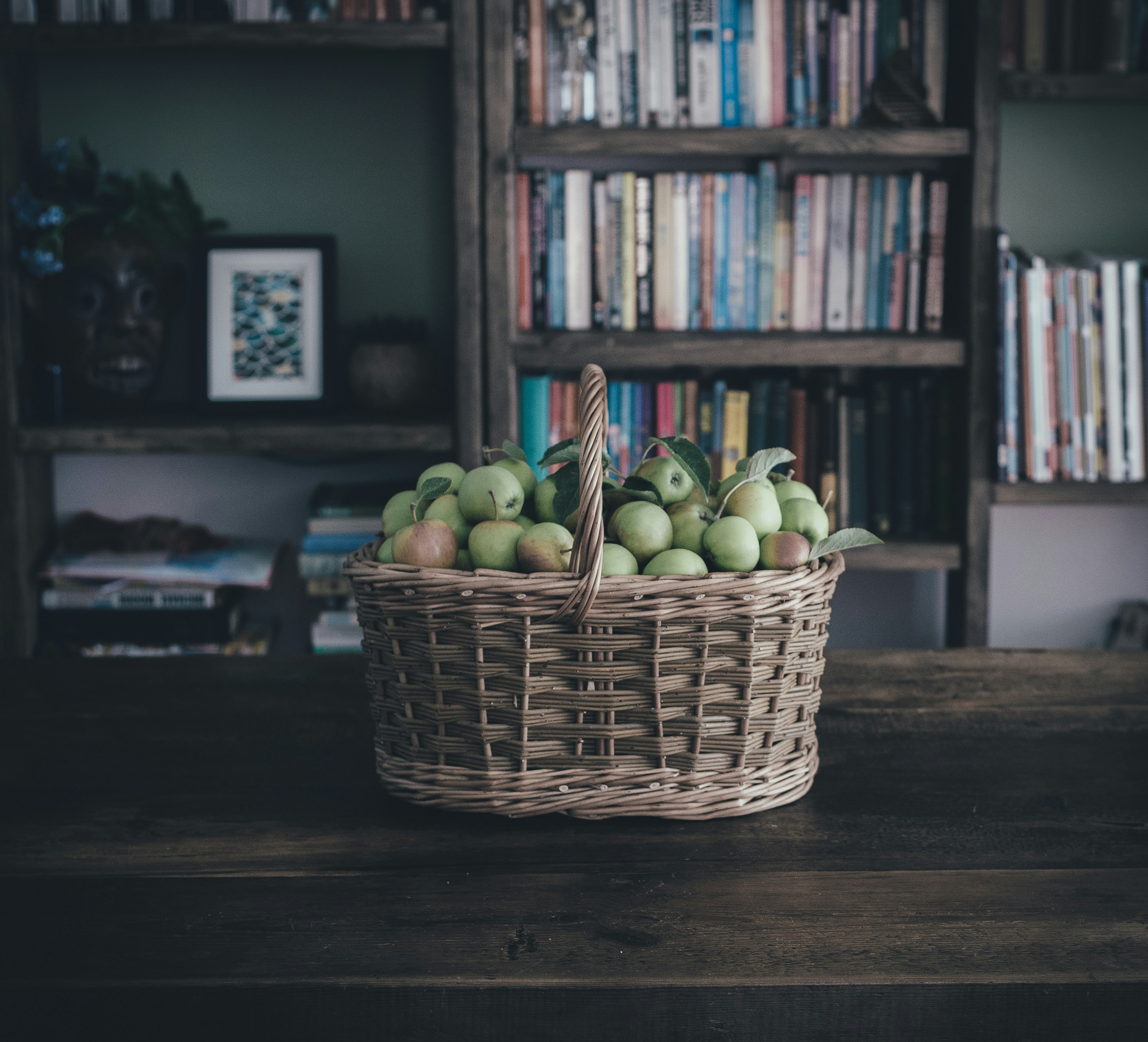 ein Korb voller Äpfel