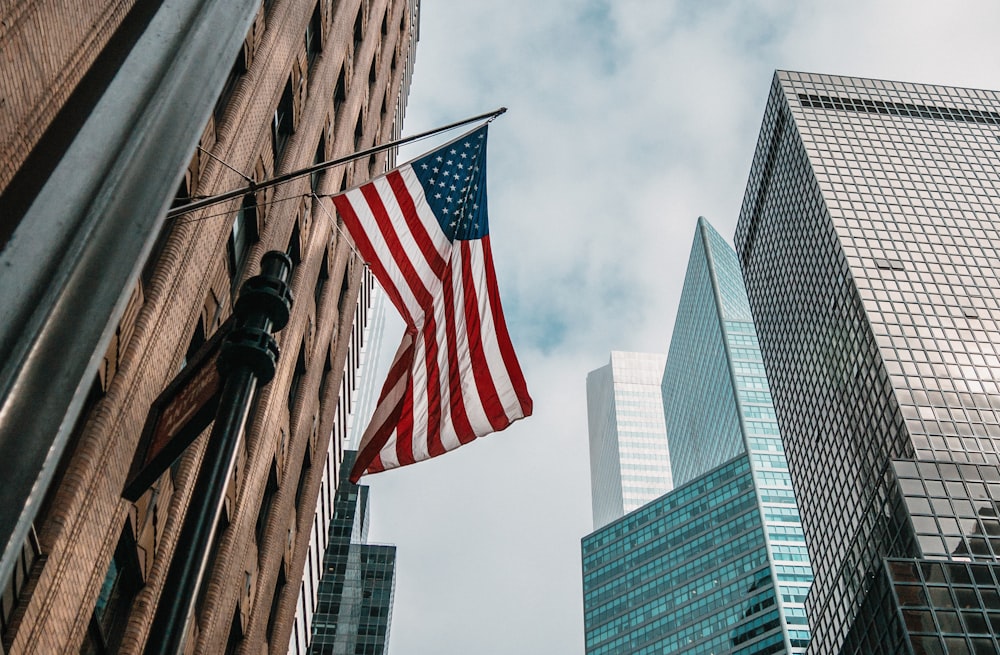 photo en contre-plongée du drapeau des États-Unis