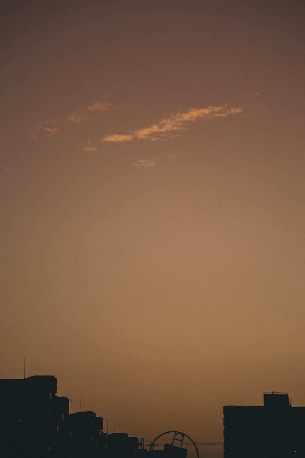 Silhouette dell'edificio durante l'ora d'oro
