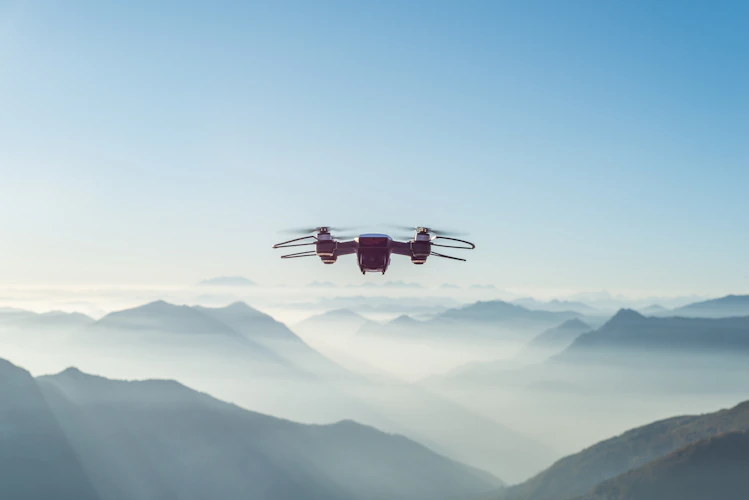 Dron wykonujący lot operacyjny