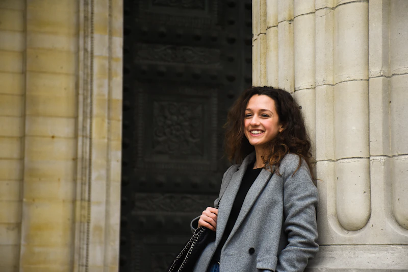 femme mûre souriante avec sac à main