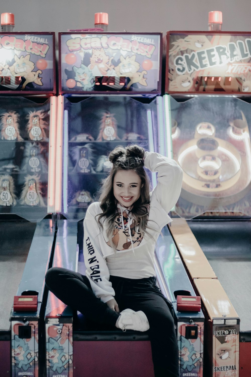 mulher sentada no pinball