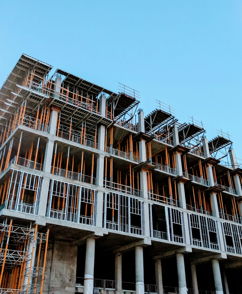 Edificio de hormigón gris en construcción