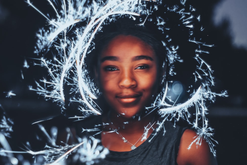 Zeitrafferfotografie einer Frau mit Wasserspritzeffekten
