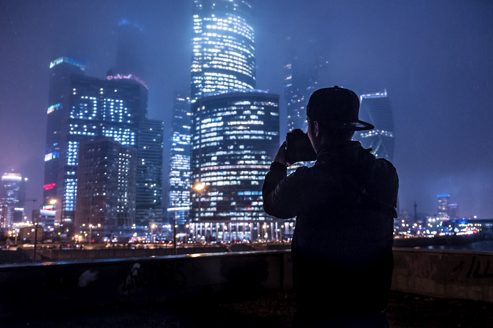 Hombre tomando una foto del edificio