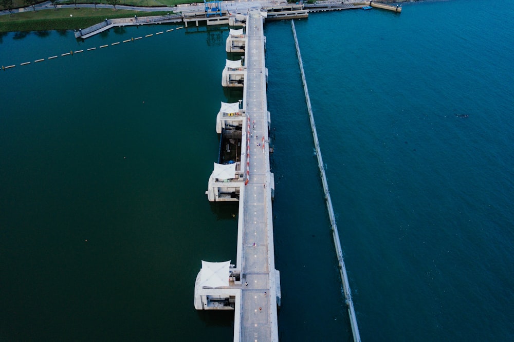 fotografia aérea de ponte de concreto sobre corpo d'água azul