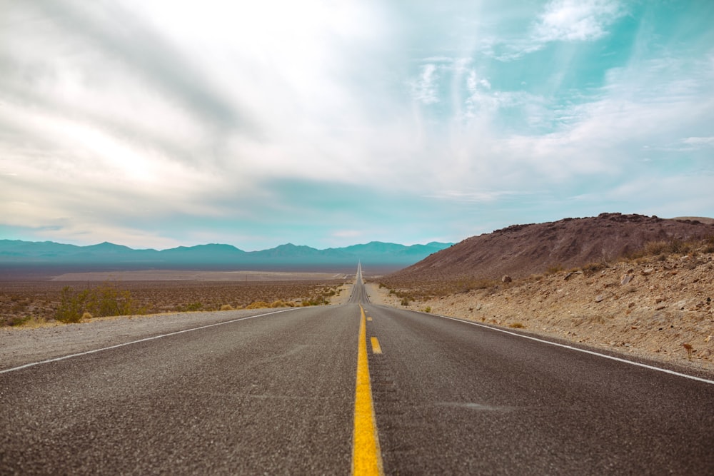 Paisaje de la carretera asfaltada