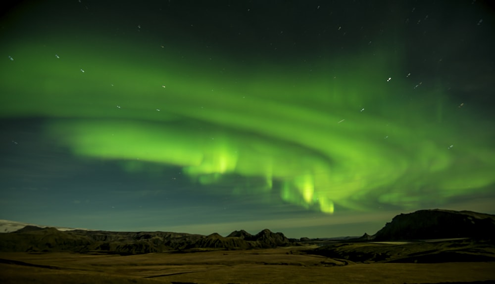 Silueta de colinas por la noche