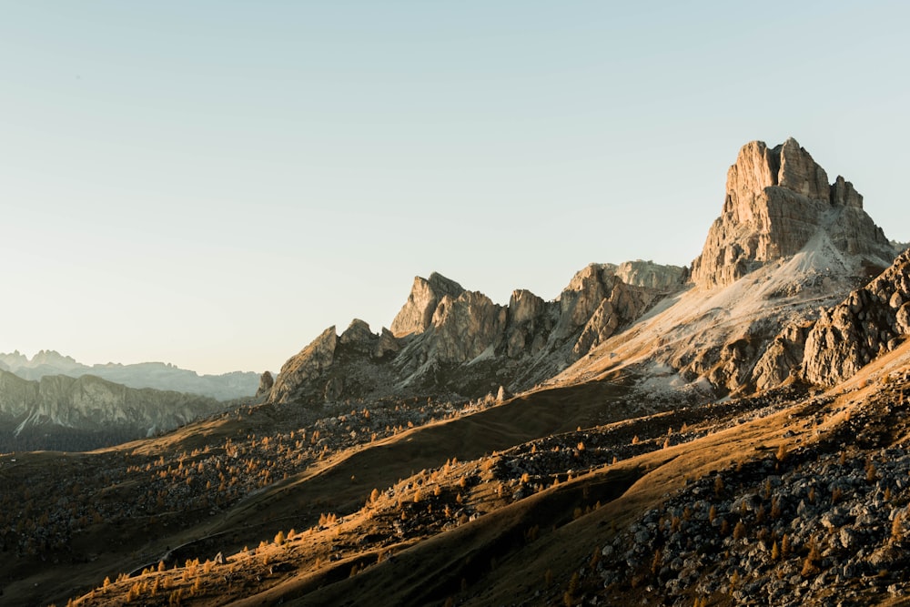 Montagna rocciosa marrone