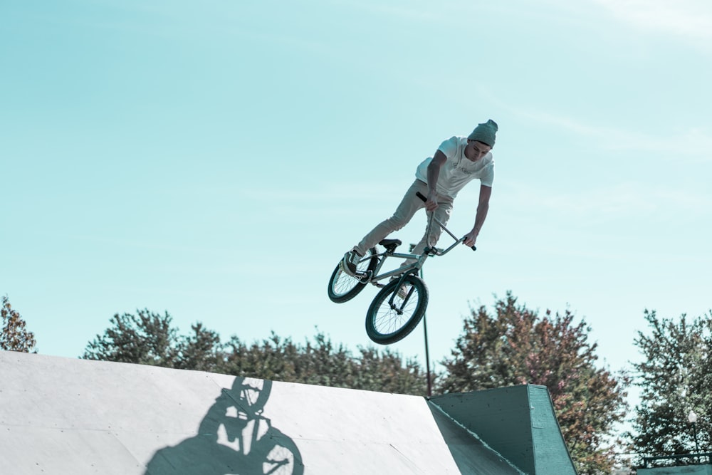 hombre montando bicicleta BMX