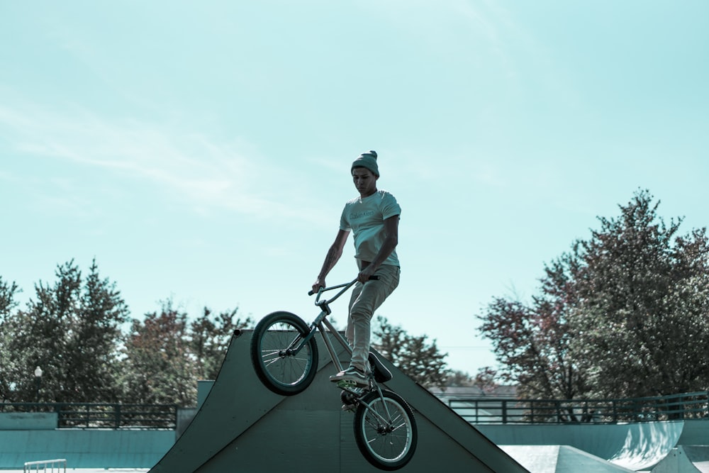 homme faisant du vélo BMX pendant la journée