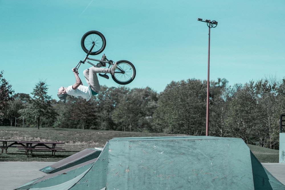 hombre haciendo acrobacias en bicicleta BMX