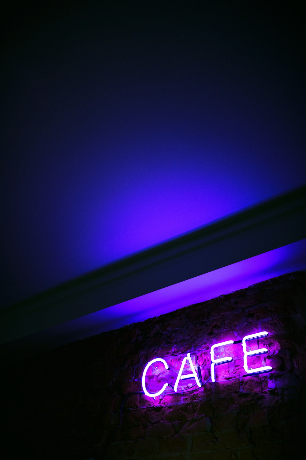 CAFE Neonschild an der Wand montiert