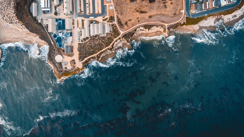 Photographie aérienne du bord de mer