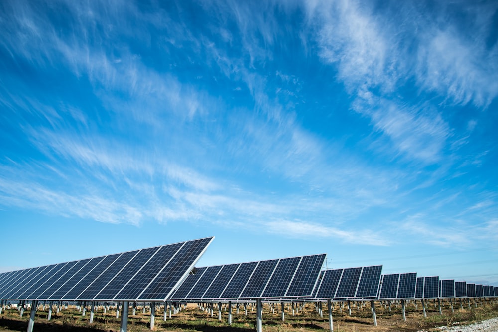 Solarpanel unter blauem Himmel