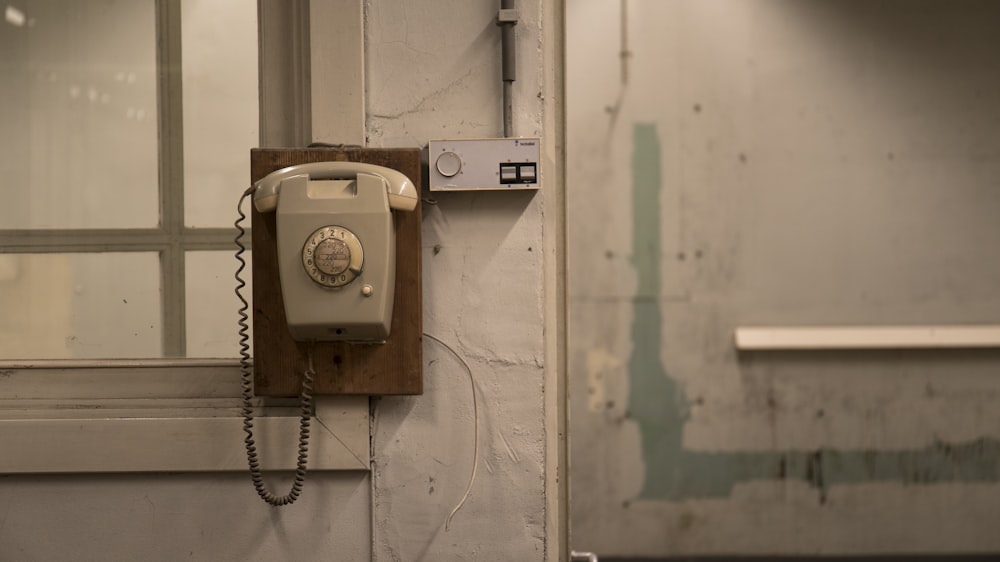 um telefone velho está pendurado em uma parede