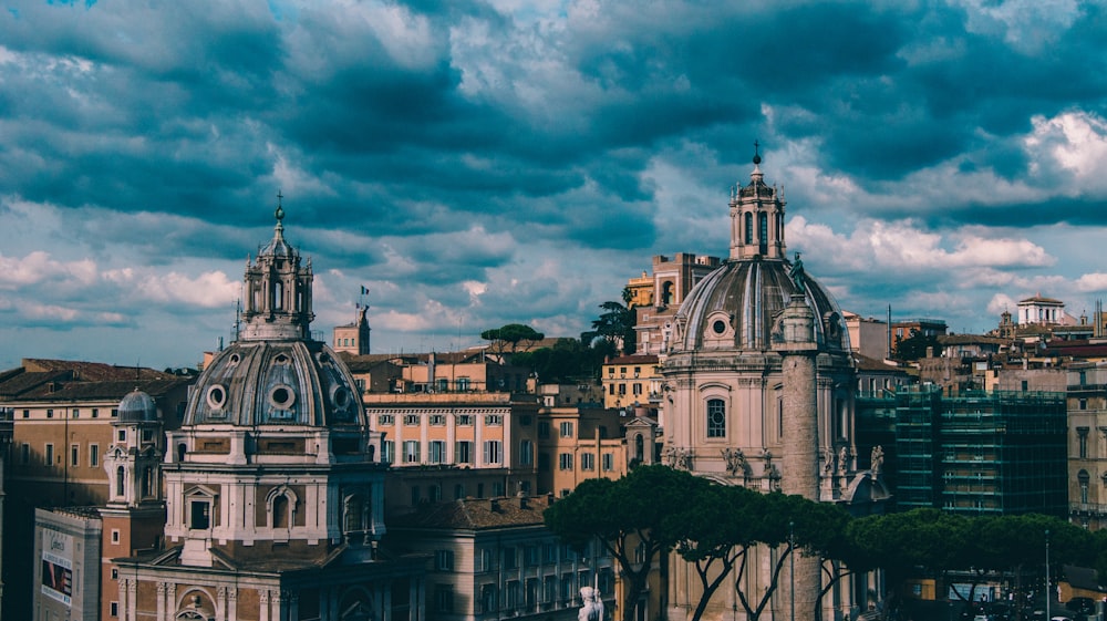 Edificios de hormigón gris bajo el cielo nublado azul