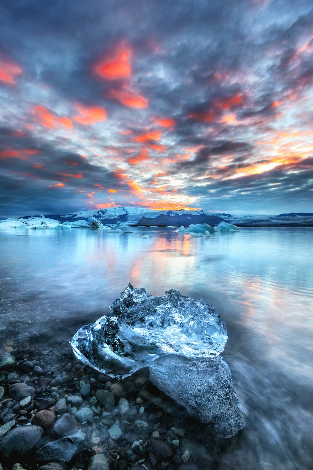 bloque de hielo cerca del agua